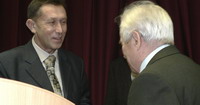 М.Т.Калашников вручает премию Широкову В.А.